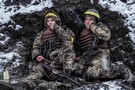 Двоє українських захисників, які тримали оборону Харкова в лютому 2022 року, відпочивають у проміжках між російськими обстрілами