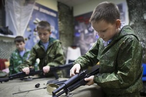Викрадених дітей окупанти вчать «вірності Російській Федерації» та «поваги до державної служби»