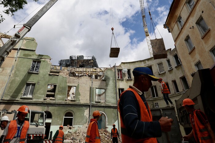 Який вигляд мають зруйновані будинки у Львові через місяць після атаки: фото