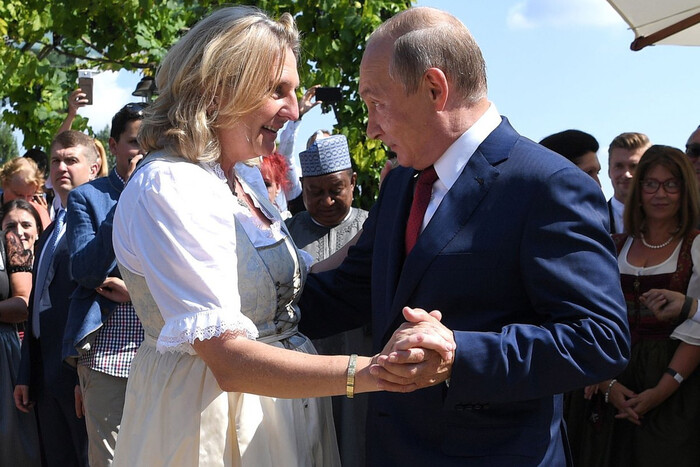 Бывший глава МИД Австрии, на свадьбе которой танцевал Путин, скрывается в российской глубинке