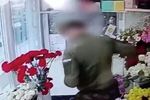 На Київщині чоловік, видаючи себе за військового, пограбував магазин (відео)