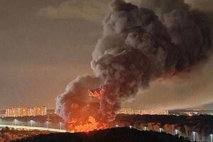 У Підмосков'ї масштабна пожежа на складі: дим видно за декілька кілометрів (відео)