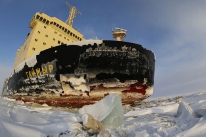 Застряглий у льодах російський танкер із нафтою витягли тільки за тиждень