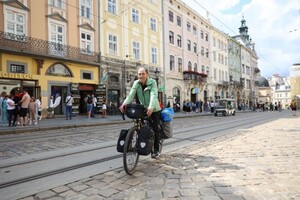 70-річний лікар із Франції проїхав 4 тис. км на велосипеді, щоб допомогти українцям