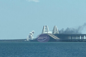 Возле Крымского моста раздались взрывы (видео)
