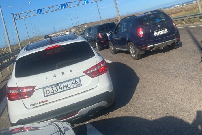 Біля Кримського мосту величезний затор: у черзі більш як тисяча машин