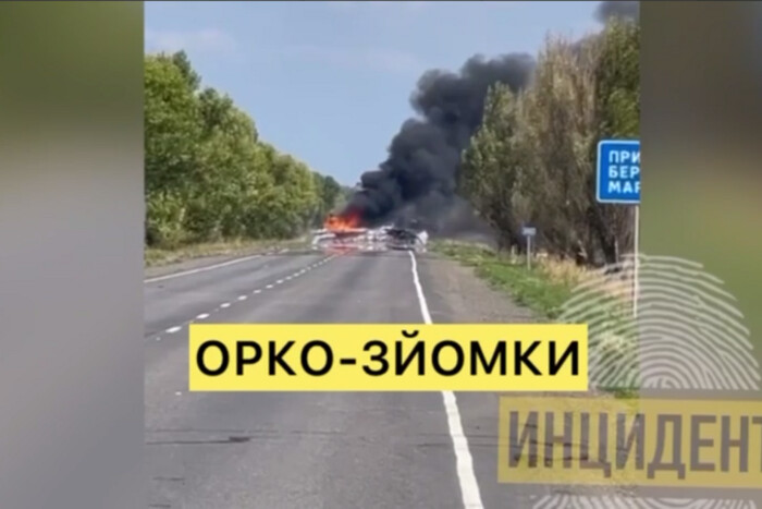 Під Мелітополем російські вантажівки не поділили дорогу і зіштовхнулися з бензовозом (відео)