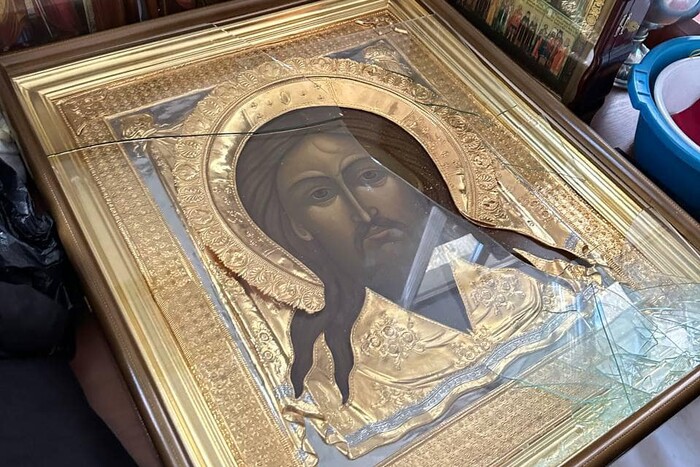 У Києво-Печерській лаврі чоловік розбив ікону каменем (фото)