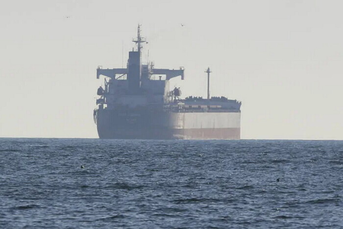 Росіяни в Чорному морі зупинили вантажне судно, яке прямувало до України