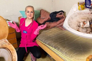 «Подорожую, чищу найбрудніші будинки світу»: прибиральниця розповіла, як стала мільйонеркою 
