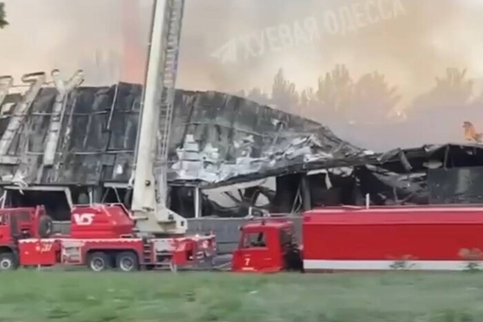 Який вигляд має гіпермаркет в Одесі після нічної атаки: відео