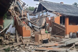 На Прикарпатті внаслідок ракетної атаки пошкоджено жиловий будинок (фото)