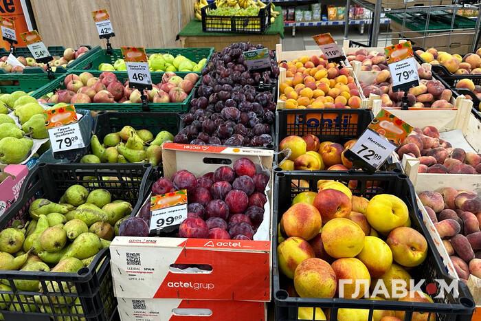 Персики, груші, сливи. Скільки коштують фрукти в супермаркетах (фото)