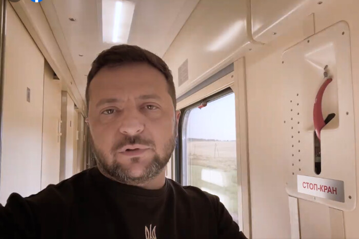 Зеленський записав звернення у потязі і пообіцяв обговорити проблеми військових на Ставці (відео)