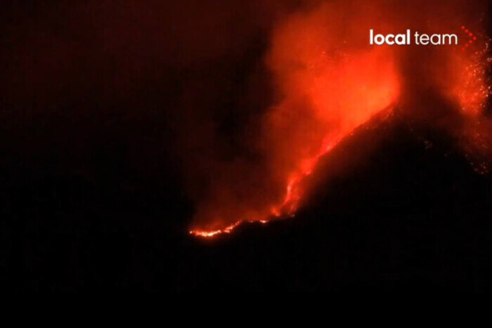 В Италии произошло извержение вулкана Этна (видео)