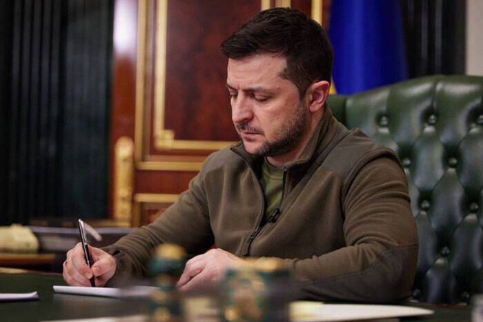 Зеленский продолжил военное положение и мобилизацию в Украине