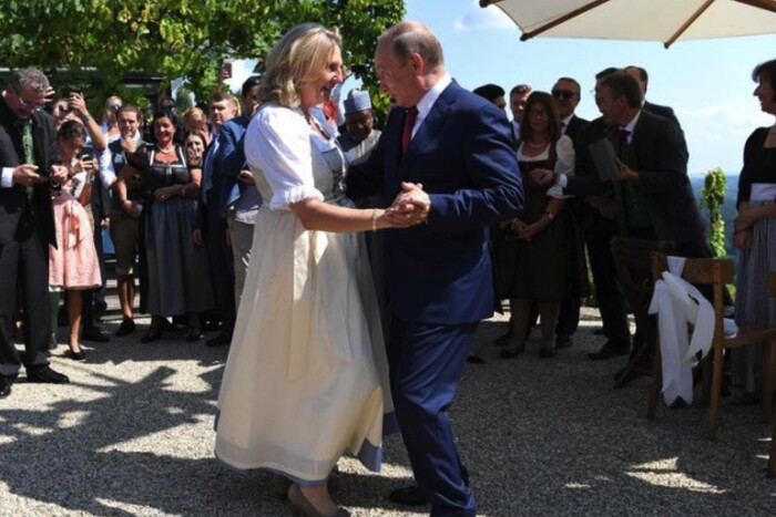 Ексочільниця МЗС Австрії, на весіллі якої танцював Путін, відцуралася від російського паспорта