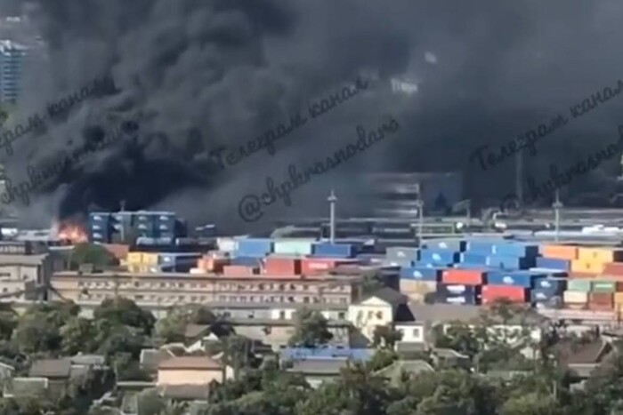 У Новоросійському порту палає вантажний термінал (відео)