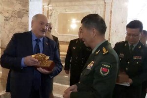 Міністр оборони Китаю подарував Лукашенку чайний сервіз (відео)