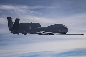 Безпілотник Northrop Grumman RQ-4B Global Hawk проводить розвідку над Чорним морем