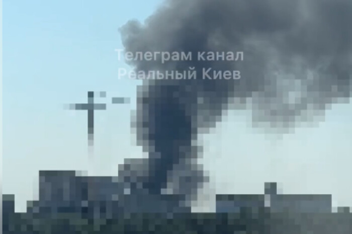 На околиці Києва лунають потужні вибухи, виникла пожежа (відео)