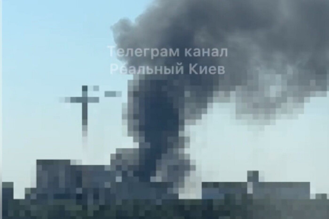 На окраине Киева раздаются мощные взрывы, возник пожар (видео)