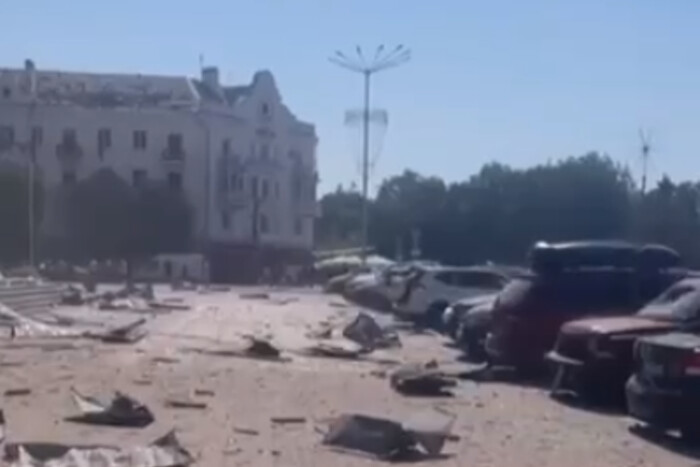 Центр міста в уламках: відео наслідків ракетного удару по Чернігову