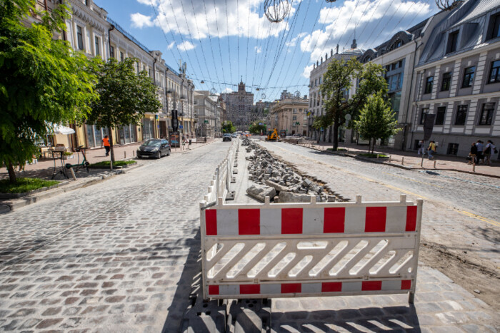 Додатковий перехід та нова бруківка: у столиці відновлено рух центральною вулицею після ремонту