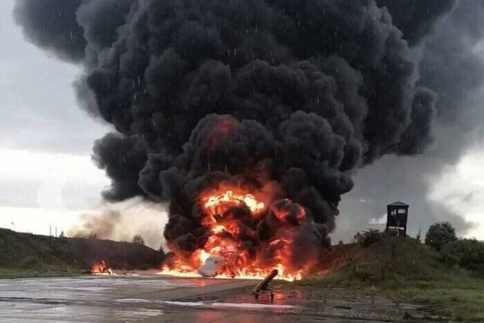 Взрыв самолета на российском военном аэродроме в Сольцах: в сети появились эпические фото
