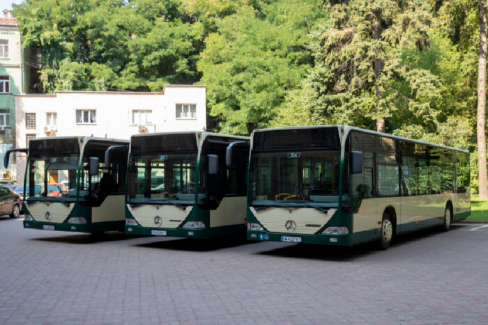 Кличко показав автобуси, які столиця отримала від благодійників (фото)