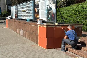 У Києві на Європейській площі чоловік фарбує гранітний парапет