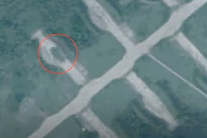 Уничтожен бомбардировщик РФ: спутниковые фото аэродром «Сольцы» после атаки