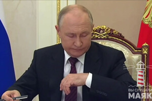 Путін вкотре осоромився: переплутав ліву руку з правою (відео)