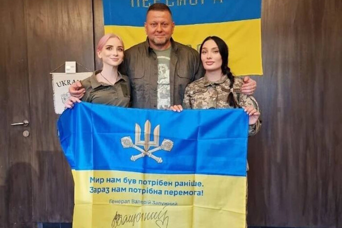 Залужний із «бойовими відьмами» привітали українців: фото дня