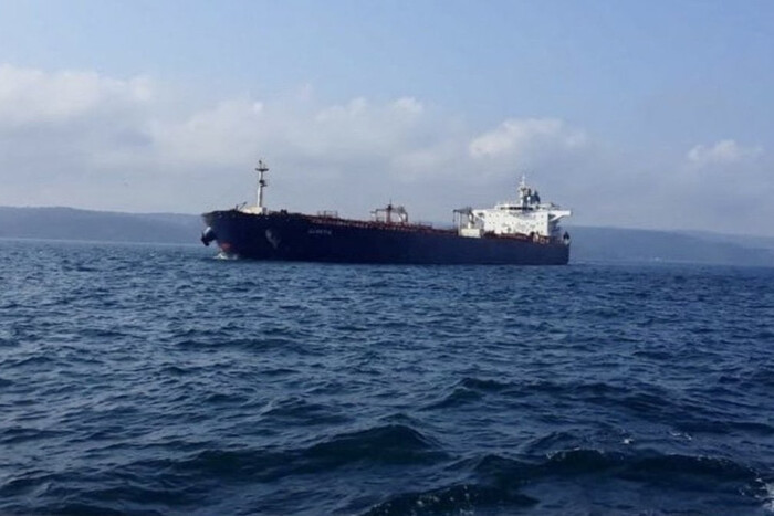 Российский нефтяной танкер заблокировал движение через Босфор