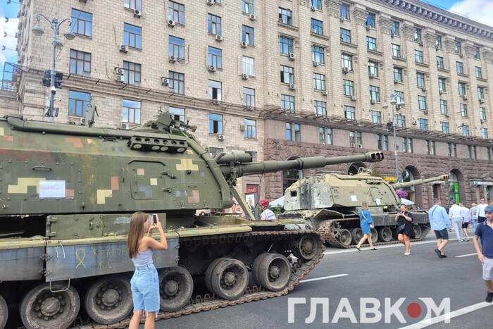 Багато техніки, Путін на палиці, незвичні аніматори. День Незалежності у Києві (фото)