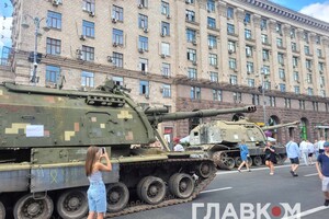 Багато техніки, Путін на палиці, незвичні аніматори. День Незалежності у Києві (фото)