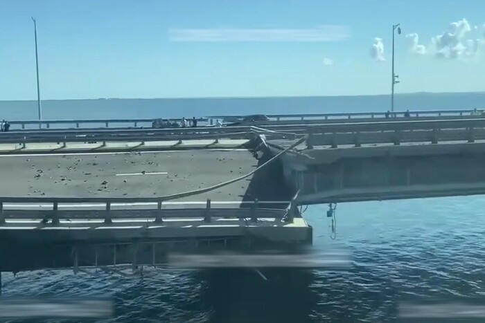 Окупанти назвали дату відкриття відновленої після удару частини Кримського мосту
