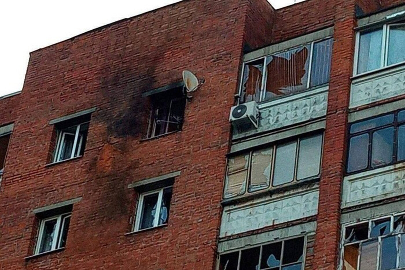В Курске беспилотник попал в многоэтажку (фото, видео)