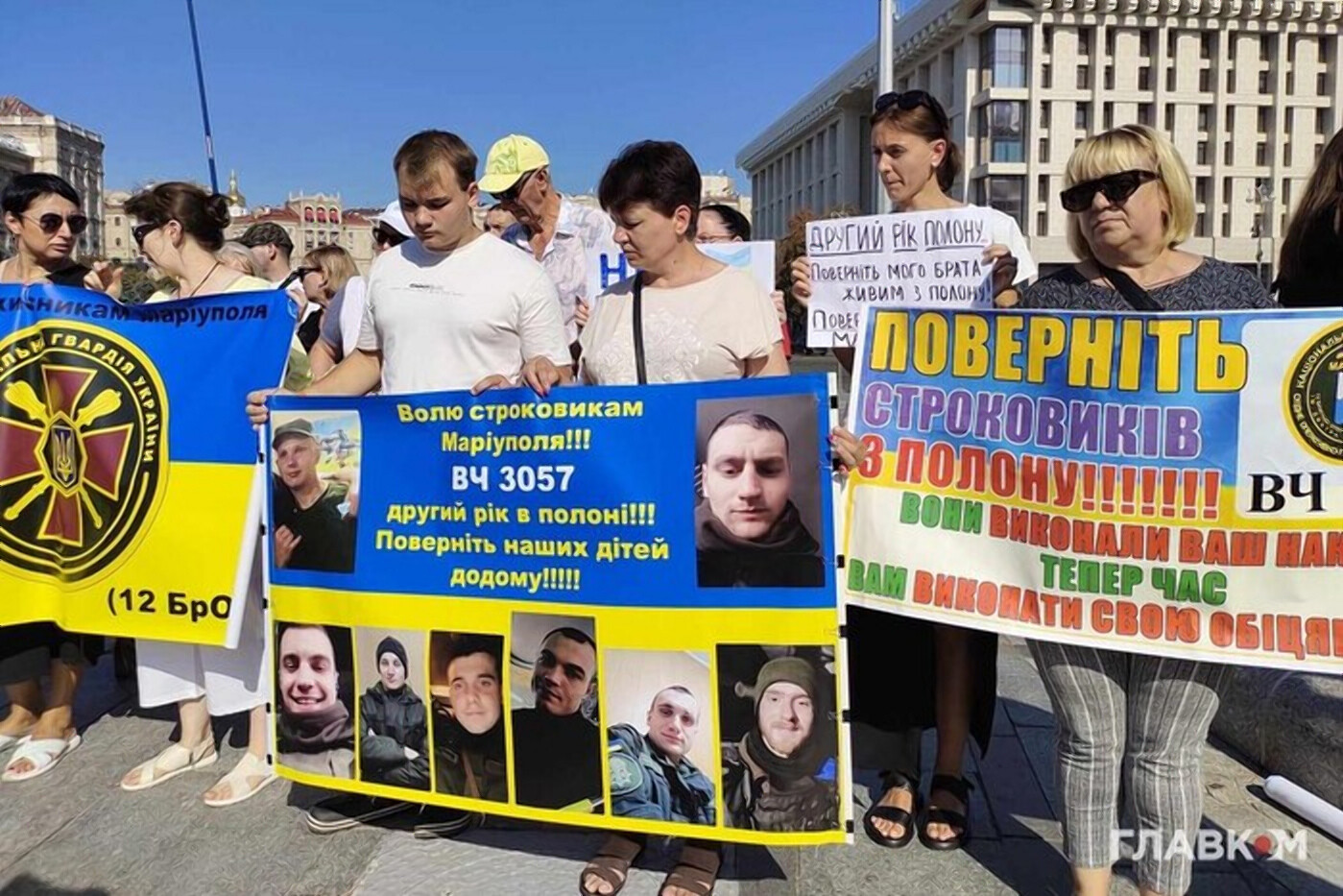«Пускают ток по телу»: родные пленных пограничников из Мариуполя вышли на митинг в Киеве