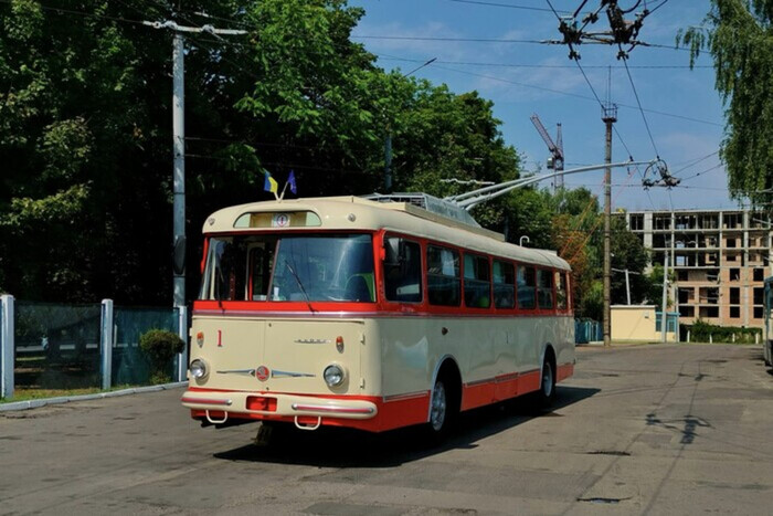 В Ровно восстановлен самый старый троллейбус Украины: как проехаться (фото)