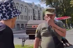 Фітнес-тренер плюнув у військового, коли той попросив документи (відео)
