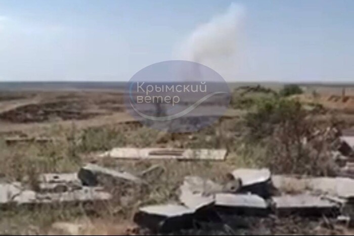 У Криму прогриміли потужні вибухи: здіймається дим (відео)