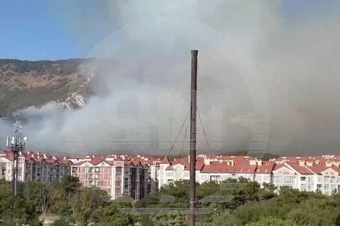 Відомий російський курорт охопили масштабні пожежі (відео)
