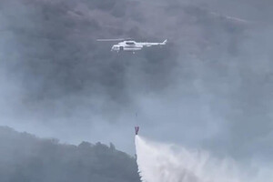 Россия в огне: масштабный пожар тушат вертолетами (видео)