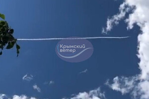 Вероятно, следует от ракеты ПВО в небе над Крымом