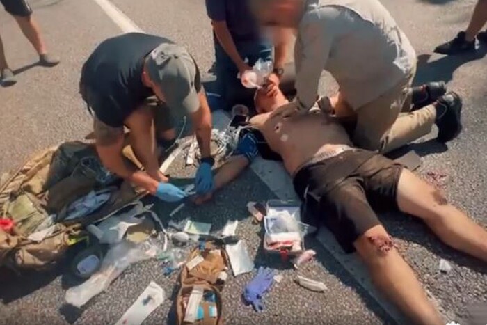 Спецпризначенці СБУ врятували чоловіка, у якого внаслідок ДТП зупинилося серце (відео)