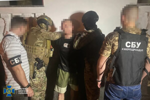 Плювався та принижував військового: СБУ показала фото затримання блогера