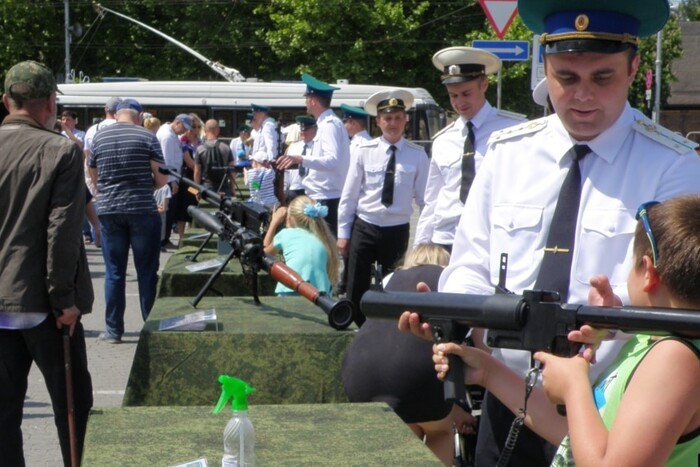 Окупанти відправляють школярів із Криму на курси військової підготовки