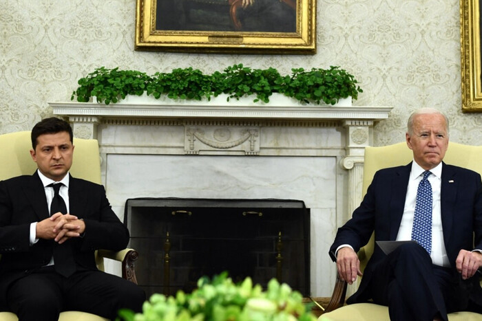 «Байден был разъярен»: СМИ рассказали о первой встрече Зеленского с президентом США